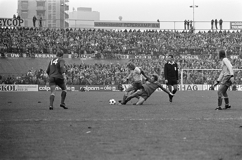 File:Utrecht tegen Ajax 2-3, Piet Keizer in aktie, Bestanddeelnr 926-7491.jpg