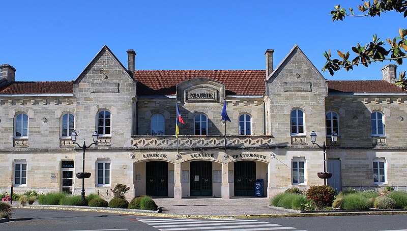 File:Vandays-Montalivet Mairie.jpg