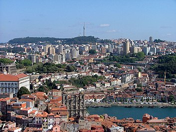 The sister municipalities of Porto and Vila Nova de Gaia, extending across the Douro River Vila Nova de Gaia seen from Porto.jpg