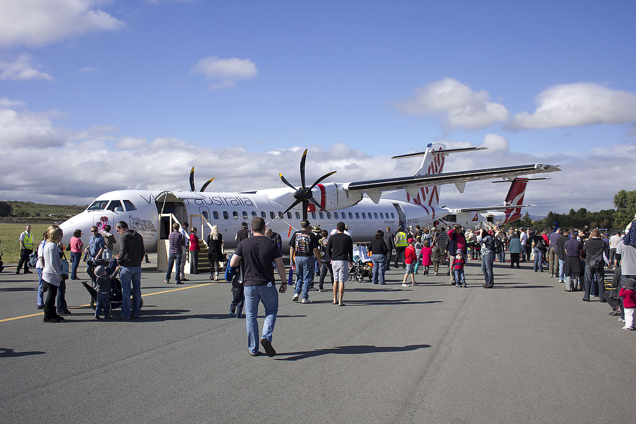 File:Virgin Australia (VH-FVU) ATR 72-212A, QantasLink (VH-QOP) Bombardier  Dash 8 Q400 in the background, at the Canberra Airport open  -  Wikimedia Commons