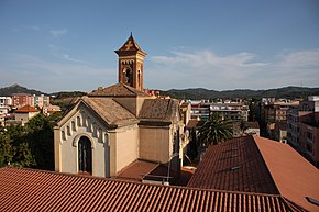Vista de Cerdanyola del Vallès com a Igreja de Sant Martí de Cerdanyola em primeiro plano
