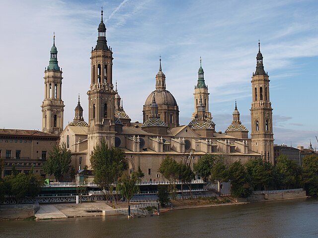 640px-Vista_de_la_bas%C3%ADlica_de_Nuestra_Se%C3%B1ora_del_Pilar%2C_en_Zaragoza.jpg