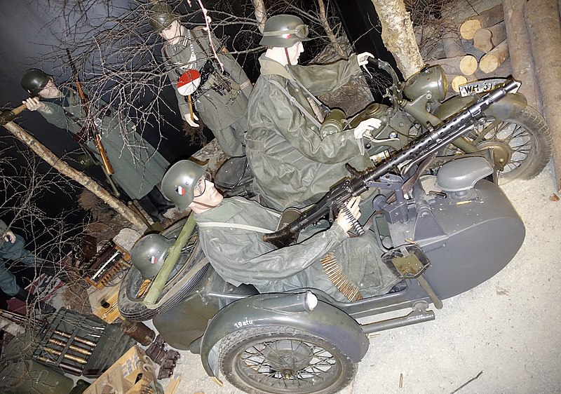 File:WW2 IN NORWAY Occupying German Army Wehrmacht Uniforms Helmets Raincoats BMW R75 Military motorcycle Sidecar Beiwagen MG 34 machine gun Feldgendarmerie Equipment Weapons Forest scene Mannequins ARQUEBUS Krigshistoriske Museum Tysvær E.jpg