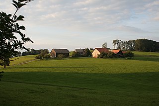 <span class="mw-page-title-main">Hamlet (place)</span> Small human settlement in a rural area