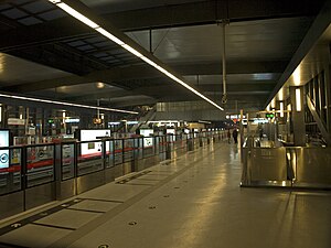 Wanyuanjie station platform.jpg