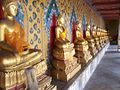 Будда в позе Бхумиспарсамудры в монастыре вокруг Зала посвящения