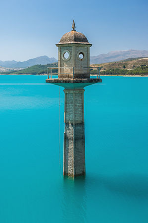 圖為貝爾梅哈萊斯水庫內的瞭望塔，該水庫位於西班牙安達魯西亞自治區的阿雷納斯德爾雷。