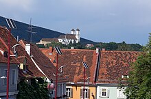 Blick auf einen Teil des Hauptplatzes, im Hintergrund die Weizbergkirche