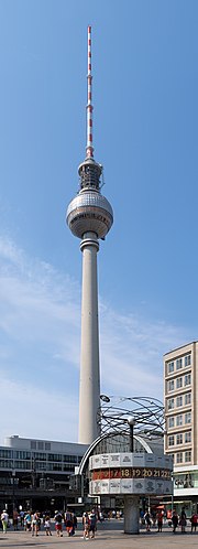 Weltzeituhr mit Fernsehturm - Alexanderplatz.jpg