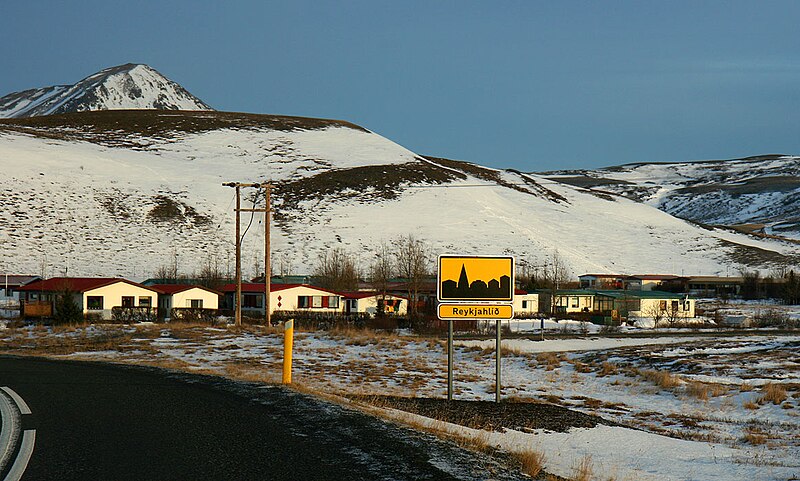 File:Western edge of Reykjahlið.jpg