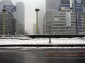 雪が降る新宿駅前