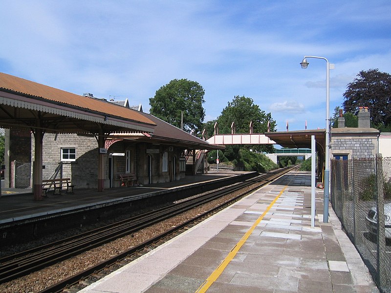 File:YattonStation.jpg