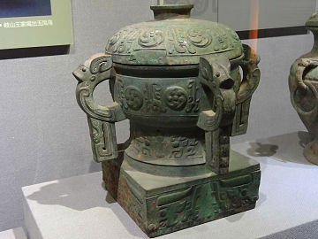 Guǐ con quattro manici e decorazione animalistica sul bacile, i manici e la base (quadrata) - Periodo degli Stati Combattenti.