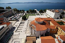 Pozůstatky římského fóra v Zadaru. Oranžová střecha v popředí patří kostelu svatého Donáta