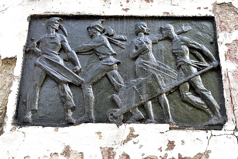 File:Zlatoust. Monument to young fighters for the power of the Soviets. A board with a bas-relief on the base. Lenin Street, square.jpg