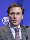 (Xose Luis Martines-Almeyda). Pablo Casado Madridning Navidad del PP savdo markaziga qarashli. (45487287025). Diciembre de 2018 (qisqartirilgan) .jpg