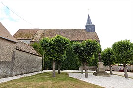 L'église et le monument aux morts.