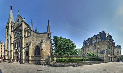 Vue panoramique de la rue.