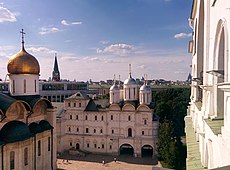 Vid na Patriarshie palaty i Tserkov' 12 apostolov s kolokol'ni Ivana Velikogo.jpg