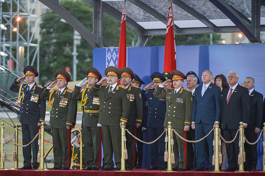 Президент Беларуси Александр Лукашенко принимает военный парад в День независимости Республики 3 июля 2019 года