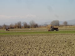 Пролетна сеидба со трактори во Македонија
