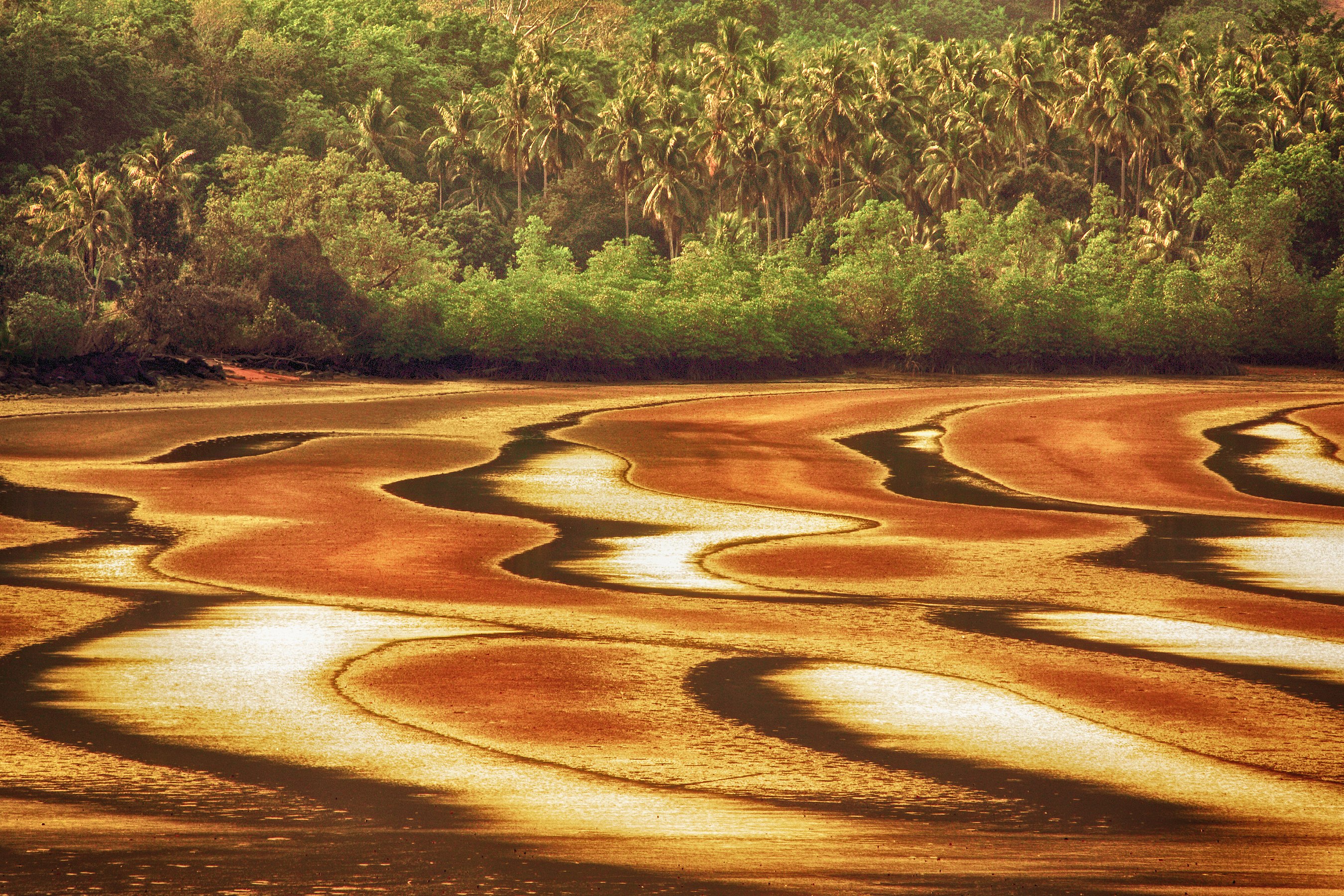 An eastern beach of Ko Chang, Mu Ko Chang National Park, Trat Province, by User:Chaiyathat