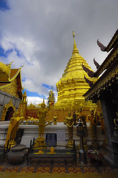 File:พระธาตุดอยสุเทพสีทองสว่างสดใส.JPG