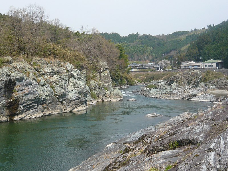 File:吉野川 五條市滝町にて Yoshinogawa in Taki-chō 2011.4.11 - panoramio.jpg