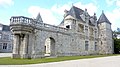 Château de Keruzoret : façade orientale et sa galerie, avec la porte cochère