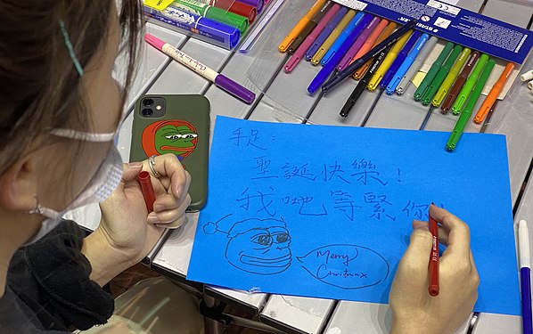 有香港市民11月30日晚在旺角街站写圣诞卡给12港人