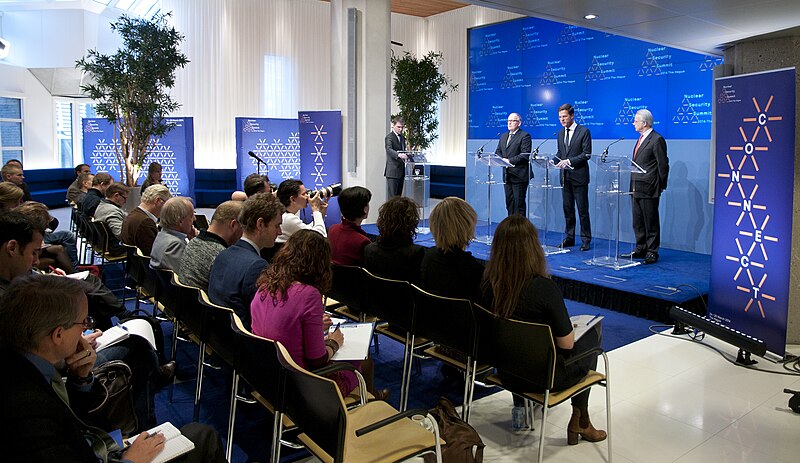 File:131125 Persconferentie NSS Timmermans Rutte Van Aartsen 5164 (11085063136).jpg