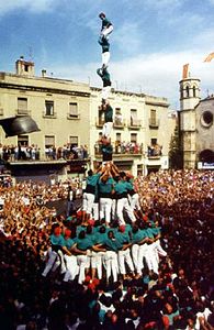 1er pilar de 8 amb folre i manilles carregat del segle XX Castellers de Vilafranca.jpg