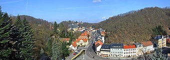 File:20080309090MDR Tharandt Panorama vom Burgberg ins Schloitzbachtal.jpg (Quelle: Wikimedia)