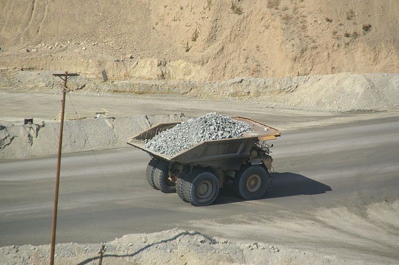 File:2012.09.29.104551 Truck Bingham Canyon Mine Utah.jpg