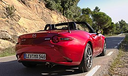 2015 Mazda MX-5 ND 2.0 SKYACTIV-G 160 i-ELOOP Heckansicht Rubinrot-Metallic.jpg