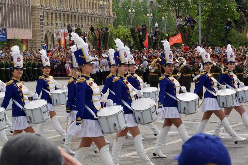 File:2017 парад в Волгограде - барабанщицы.jpg
