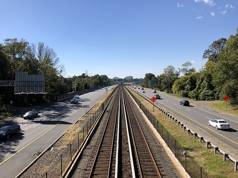 File:2018-10-23 13 09 56 View west along Interstate 66 and the Orange Line of the Washington Metro from the overpass for Virginia Lane (Virginia State Route 719) in Idylwood, Fairfax County, Virginia.jpg