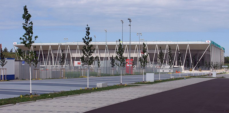 File:2020-09-07 Neubau eines Fußballstadions für den Sportclub Freiburg mit Parkplätzen im Vordergrund 3.jpg