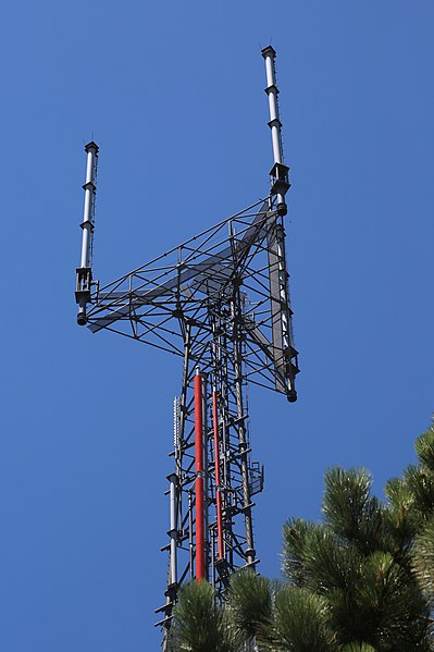 The Univision tower on Mount Wilson. The top-mounted antenna at left is used for KMEX-DT.