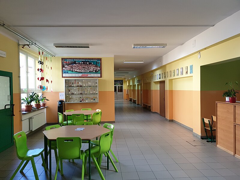 File:2nd primary school in Ustroń, interior in June 2020.jpg