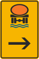 394-22-76 Tabuľový smerník na vyznačenie obchádzky (tu doprava, pre vozidlá prepravujúce náklad, ktorý môže spôsobiť znečistenie vody)