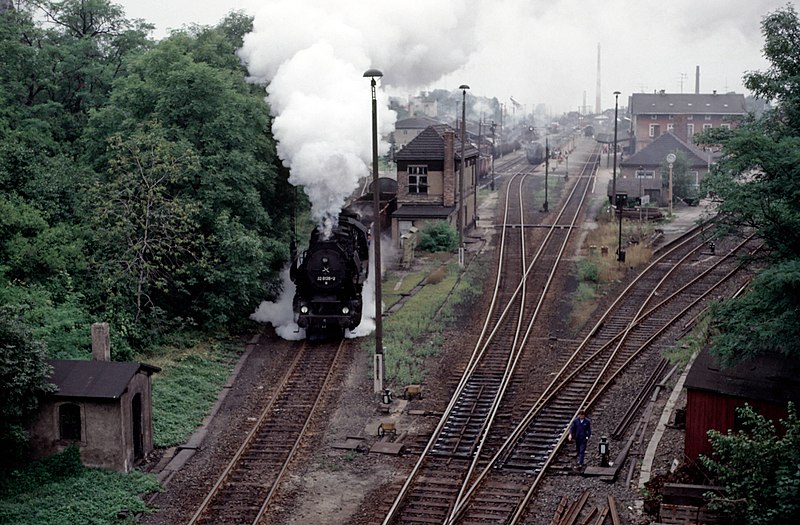 File:40. 1985-08. 52 8128 mit einem Nahgüterzug bei der Ausfahrt von Kamenz. Deutsche Reichsbahn (DDR). (6233686297).jpg