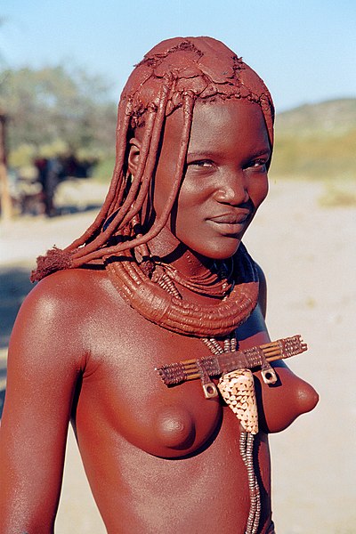 Soubor:A Himba girl in the Namibian countryside.jpg