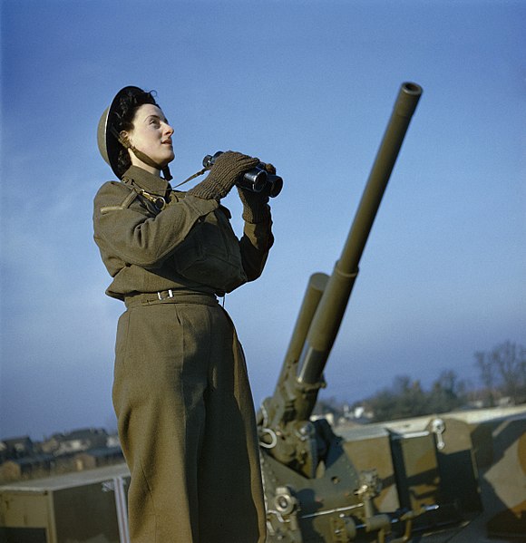 File:A member of the ATS (Auxiliary Territorial Service) serving with a 3.7-inch anti-aircraft gun battery, December 1942. TR460.jpg