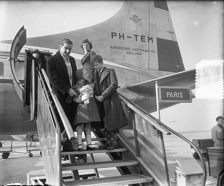 File:Aankomst filmsterretjes Brigitte Fossey en Georges Poujouly op Schiphol beiden…, Bestanddeelnr 905-5756.jpg