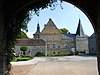 Gevels en daken van de donjon van het huis en de toren aan weerszijden van de woongebouw van het kasteel van Abée en het ansamb van van het kasteel, de boerderij en het omliggende land