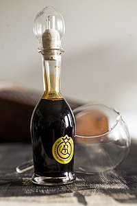 Traditioneller Balsamico-Essig aus Reggio Emilia DOP;  hinter der Riechkammer, um es zu schmecken.jpg