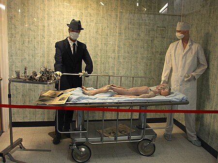 Tập_tin:Alien_Autopsy_Exhibit_at_UFO_Museum_-_Roswell,_New_Mexico.jpg