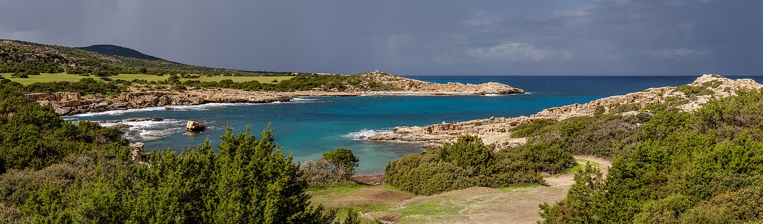 图为暴雨过后的竞技场湾，位于塞浦路斯阿卡玛斯半岛（英语：Akamas）。