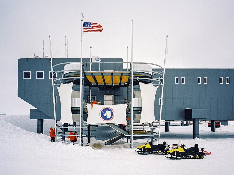 File:Amundsen–Scott South Pole Station 01.jpg